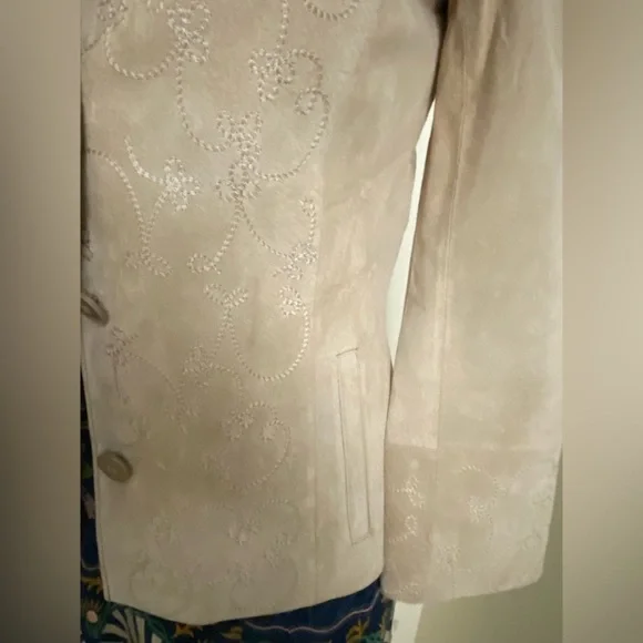 Elegant Beige Women's genuine suede Jacket . Looks like new! - Picture 4 of 4